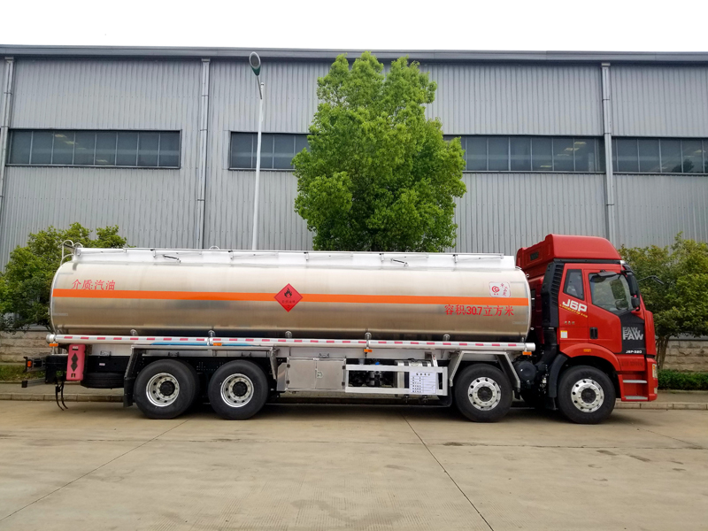 國六解放前四后八油車